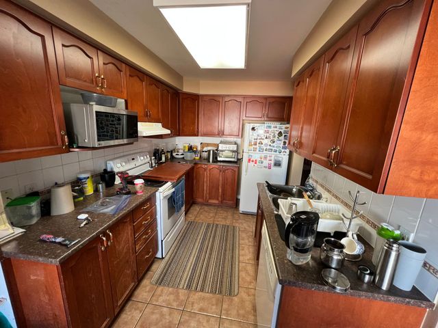 Kitchen before refinishing
